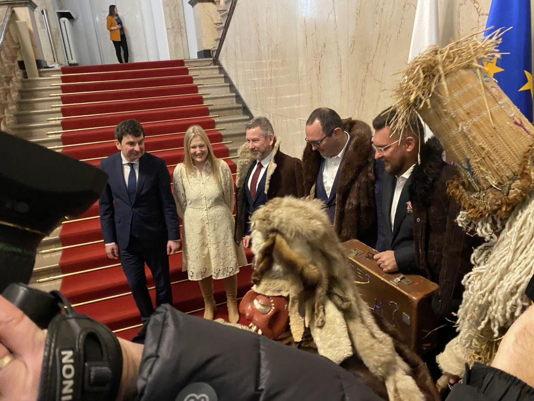 Żywieckie dziady przeszły ulicami Katowic. Kolorowy korowód zrobił furorę wśród mieszkańców