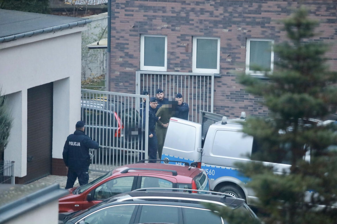 Brutalne morderstwo w Mławie. Odciął swojej siostrze głowę dwoma nożami. Jej ciało znalazły malutkie dzieci