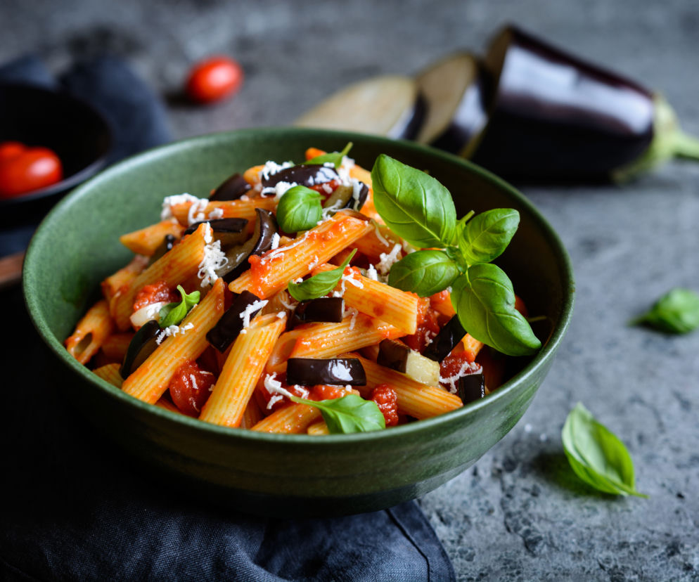 Makaron penne z wegetariańskim sosem z bakłażana