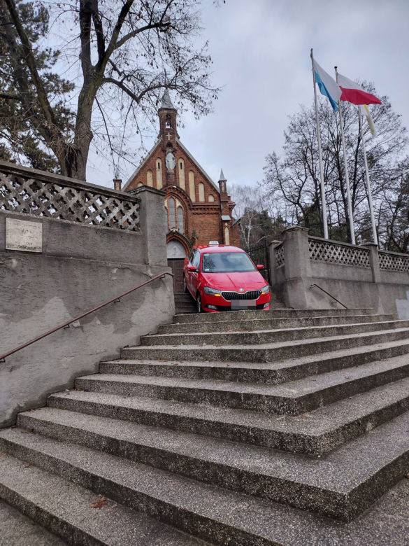 Auta spadają z kościelnych schodów. To kolejny taki przypadek