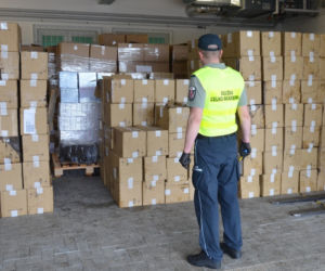 Siemianówka. KAS wykryła kontrabandę papierosów w kolejowych cysternach