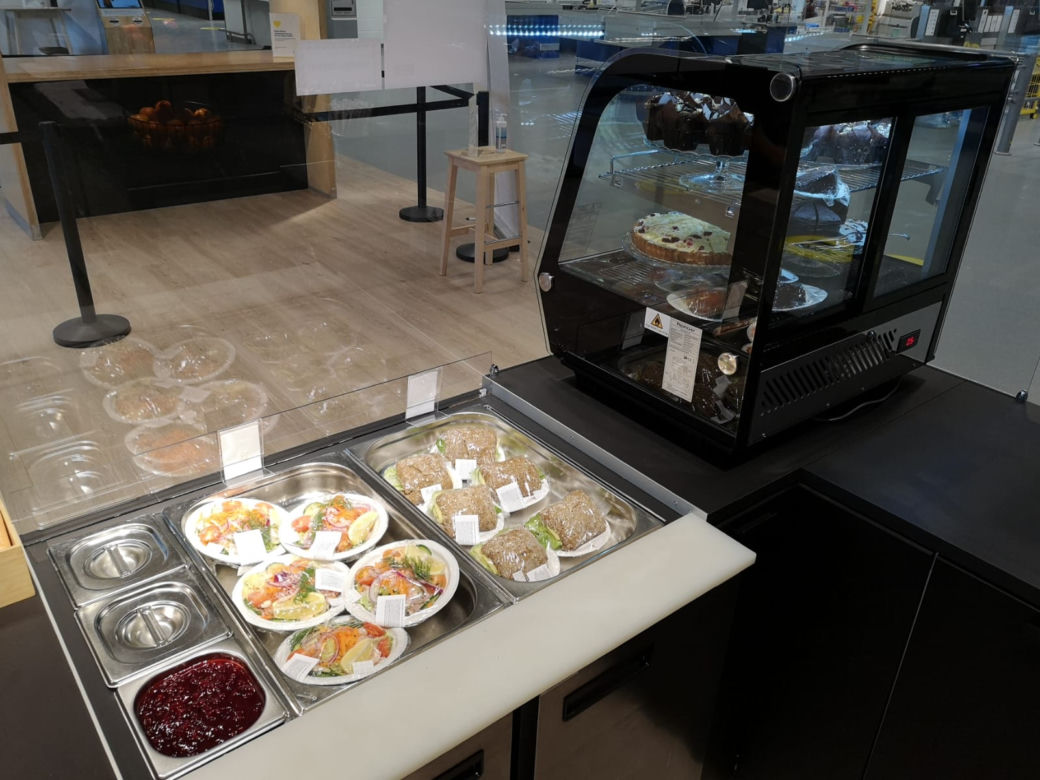 Słynne hot-dogi w IKEA Katowice powracają! Można je wziąć na wynos. Podobnie jak szwedzkie klopsiki. W zeszłym roku sprzedano ich 3,5 miliona!