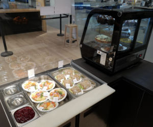 Słynne hot-dogi w IKEA Katowice powracają! Można je wziąć na wynos. Podobnie jak szwedzkie klopsiki. W zeszłym roku sprzedano ich 3,5 miliona!