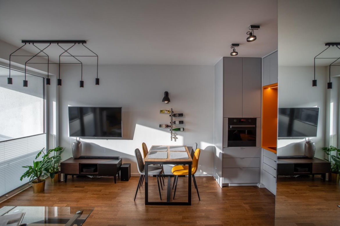 38-metrowa kawalerka projektu Interiorsy. Króluje tu minimalizm z dużą dawką koloru