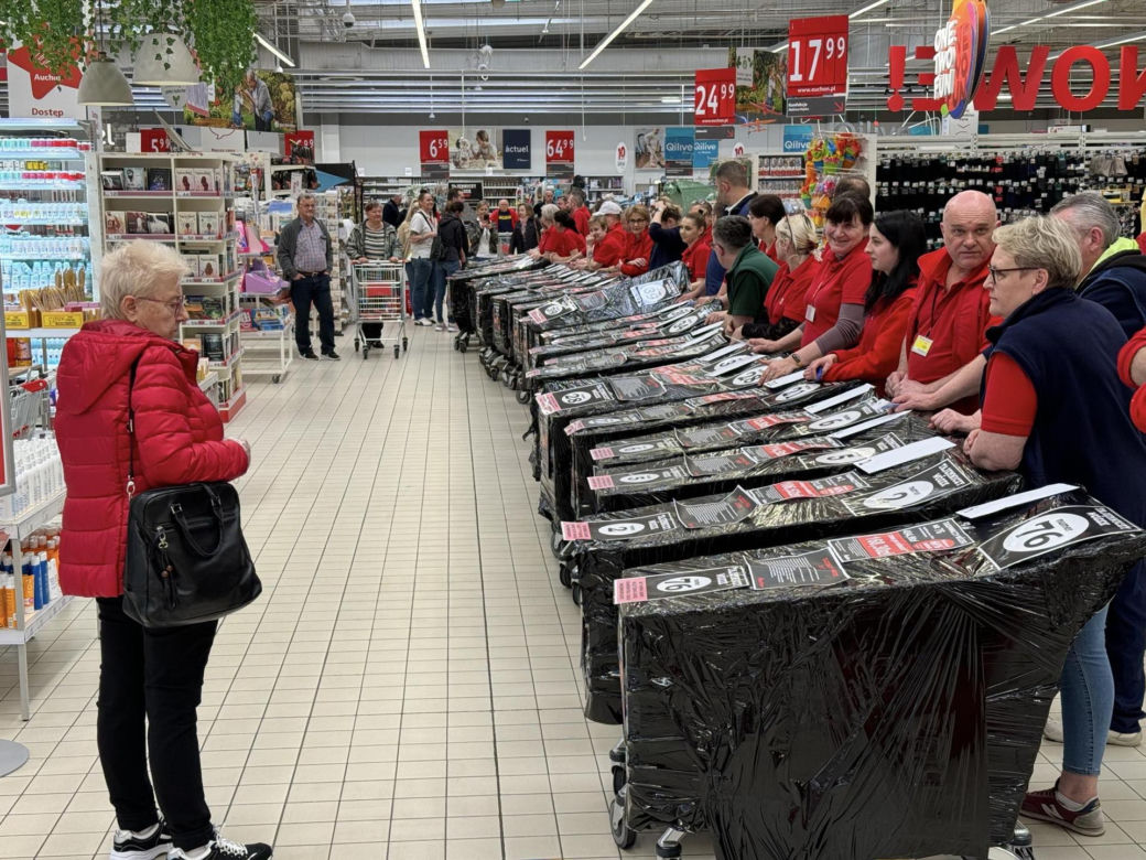 Tajemnicze wózki w Auchan! Klienci kupują „kota w worku”. Co jest w środku?