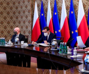 Jarosław Kaczyński zaszczepił się i postraszył buntowników