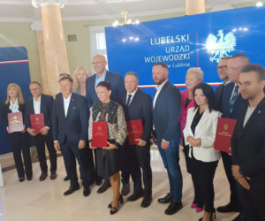 Miliony złotych popłyną na lubelskie Orliki. Minister sportu wręczył promesy samorządowcom