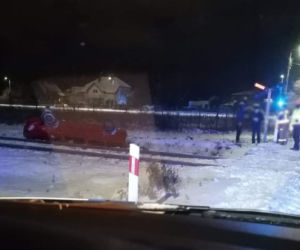 Płońsk. POTĘŻNE zderzenie volkswagena z szynobusem! Auto wylądowało na dachu [ZDJĘCIA]