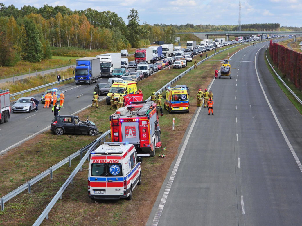 Zablokowana A2. Osobówka zderzyła się z tirem