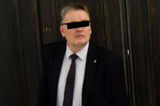 Makabryczne odkrycie w ogrodzie byłego senatora PiS! Policja odkopała martwego psa! 
