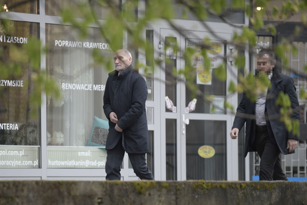 Antoni Macierewicz parkuje na przystanku