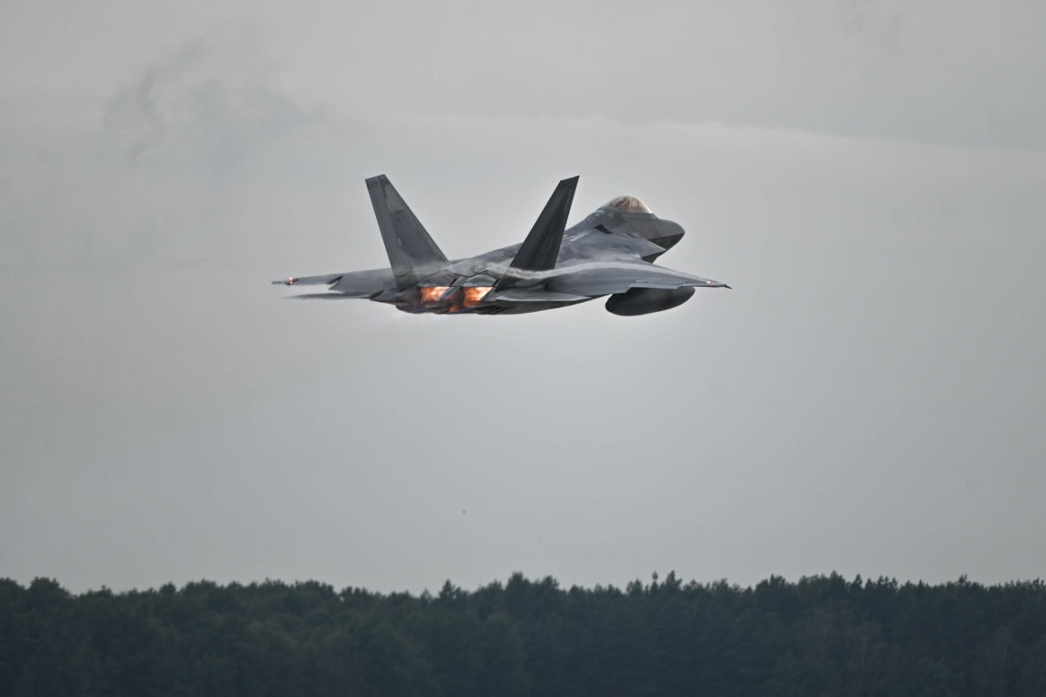 Łódzkie. Już 12 myśliwców F-22 Raptor stacjonuje w Łasku!
