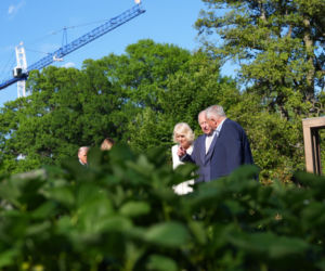 Król Karol i królowa Kamila u Trumpów. Melania dała im herbatę, a potem pokazała pasiekę w kształcie Białego Domu