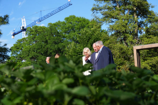 Król Karol i królowa Kamila u Trumpów. Melania dała im herbatę, a potem pokazała pasiekę w kształcie Białego Domu