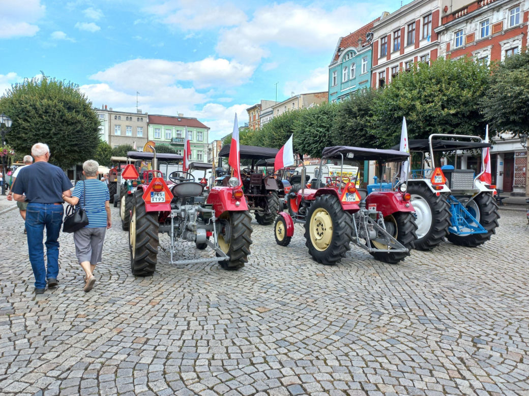 ​Zabytkowe traktory na rynku w Lesznie. Przedsmak festiwalu w Wilkowicach