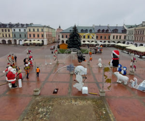 Bajkowa instalacja przed zamojski ratuszem