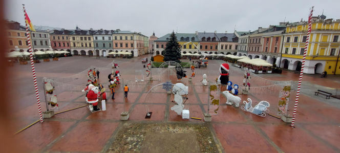 Bajkowa instalacja przed zamojski ratuszem