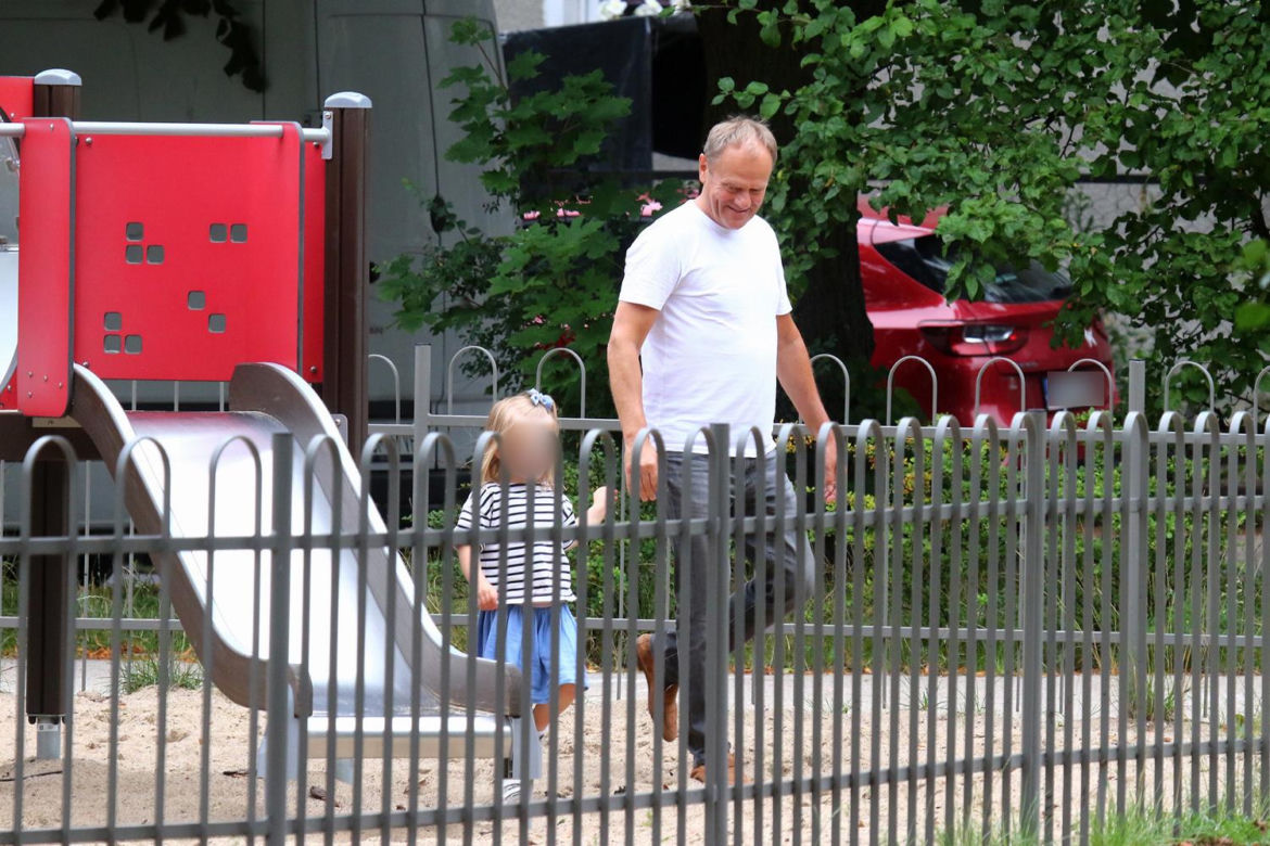 Donald Tusk bawi się z wnuczką