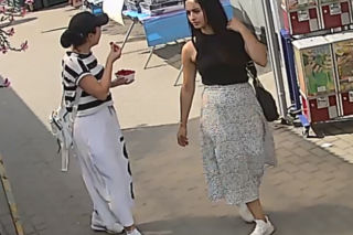 Okradli kobietę na bazarze na Targówku. Policja publikuje ich wizerunek