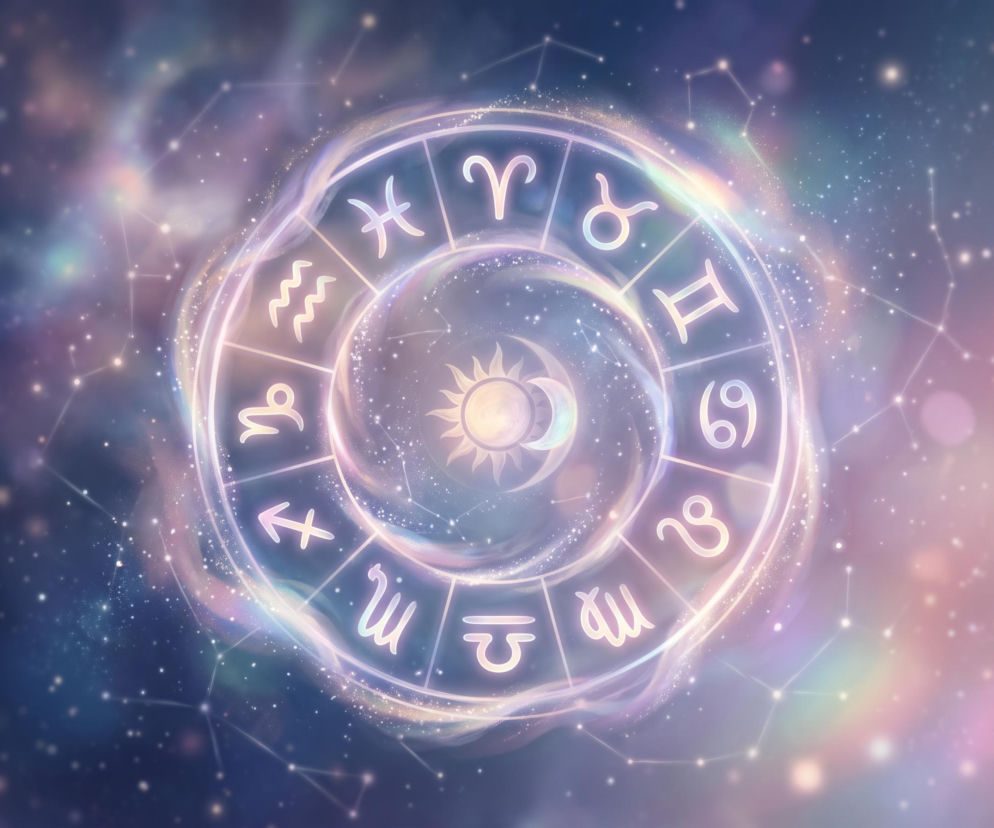 Mistyczna grafika przedstawiająca koło zodiaku z symbolami wszystkich dwunastu znaków, otoczone mgławicami i gwiazdami, symbolizująca horoskop dzienny. Więcej o wpływie gwiazd na poszczególne znaki przeczytasz na naszym portalu.