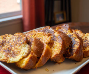 Jogurtowe tosty z patelni – śniadanie, które robi się samo i uzależnia od pierwszego kęsa