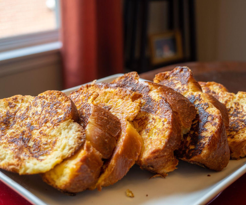 Jogurtowe tosty z patelni – śniadanie, które robi się samo i uzależnia od pierwszego kęsa