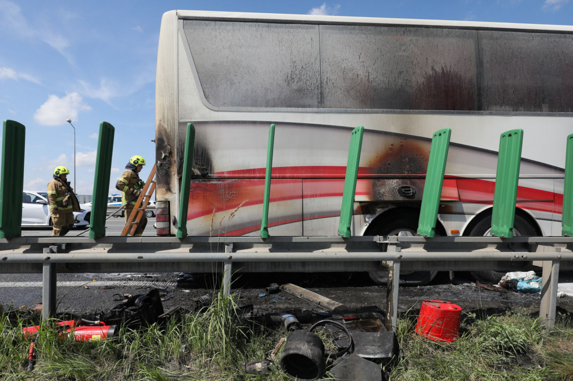 Autobus z dziećmi w środku zaczął się palić! Koszmar pod Warszawą