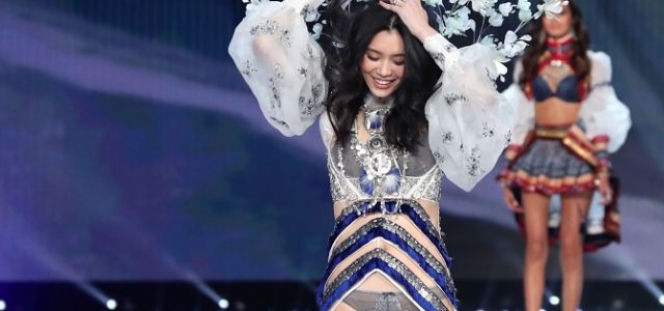 Victoria's Secret 2017 - modelka przewróciła się na najważniejszym pokazie roku [VIDEO] 