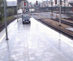 Tego jeszcze nie było! Pijany w sztok wjechał autem... na peron Dworca Głównego!