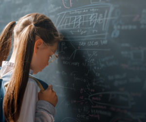 Przy tablicy dziecko zapomina wszystko, co umiało? Psychologowie wskazują proste triki