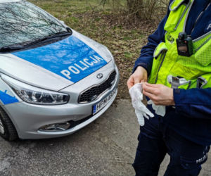 #ZostańWDomu. Policjanci sprawdzają, czy mieszkańcy przestrzegają kwarantanny