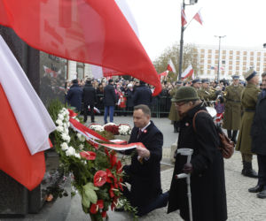 Andrzej Duda pod pomnikiem Józefa Piłsudskiego położył tylko dwie róże 