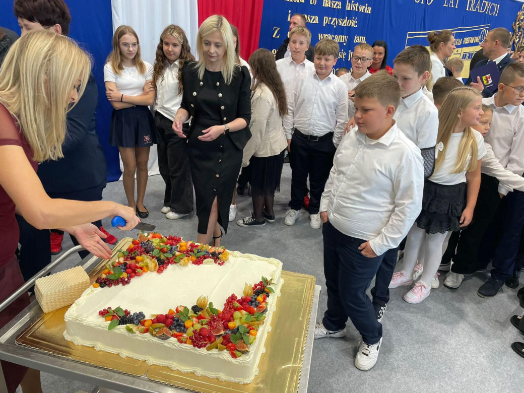 Pierwsza Dama uczciła z uczniami 100 lat od nadania imienia Stefana Batorego Szkole Podstawowej w Liwie