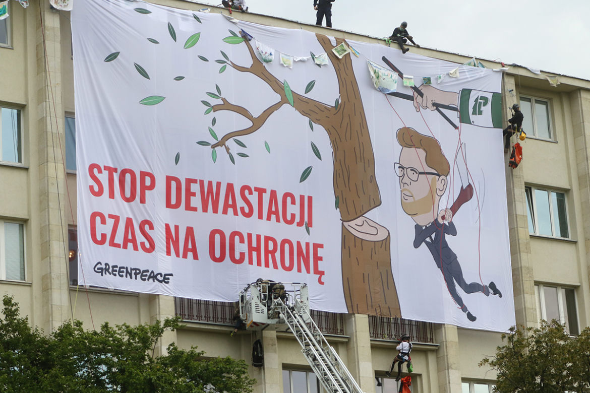 Aktywiści weszli na dach Ministerstwa