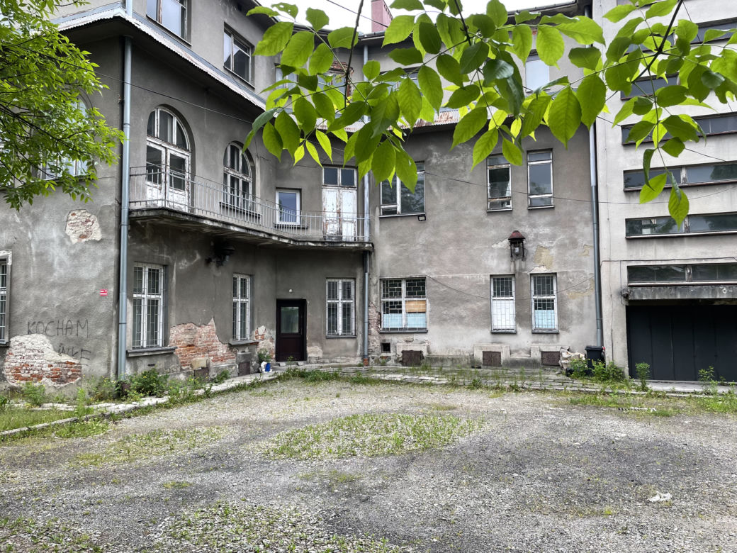 Zniszczona kamienica przy ul. Kazimierza Wielkiego w Nowym Sączu. Co w niej będzie? 