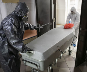 W takiej trumnie chowają zmarłych na koronawirusa 