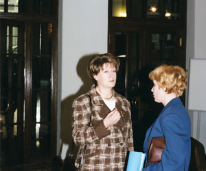 Była pierwszą kobietą na stanowisku premiera III RP. Już po roku złożyła dymisję