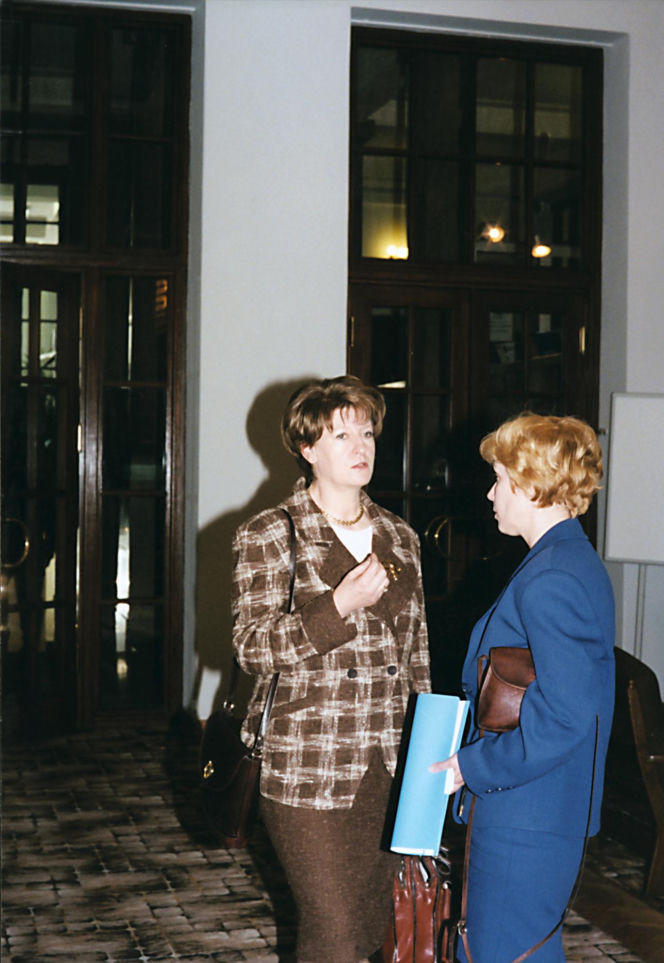 Była pierwszą kobietą na stanowisku premiera III RP. Już po roku złożyła dymisję