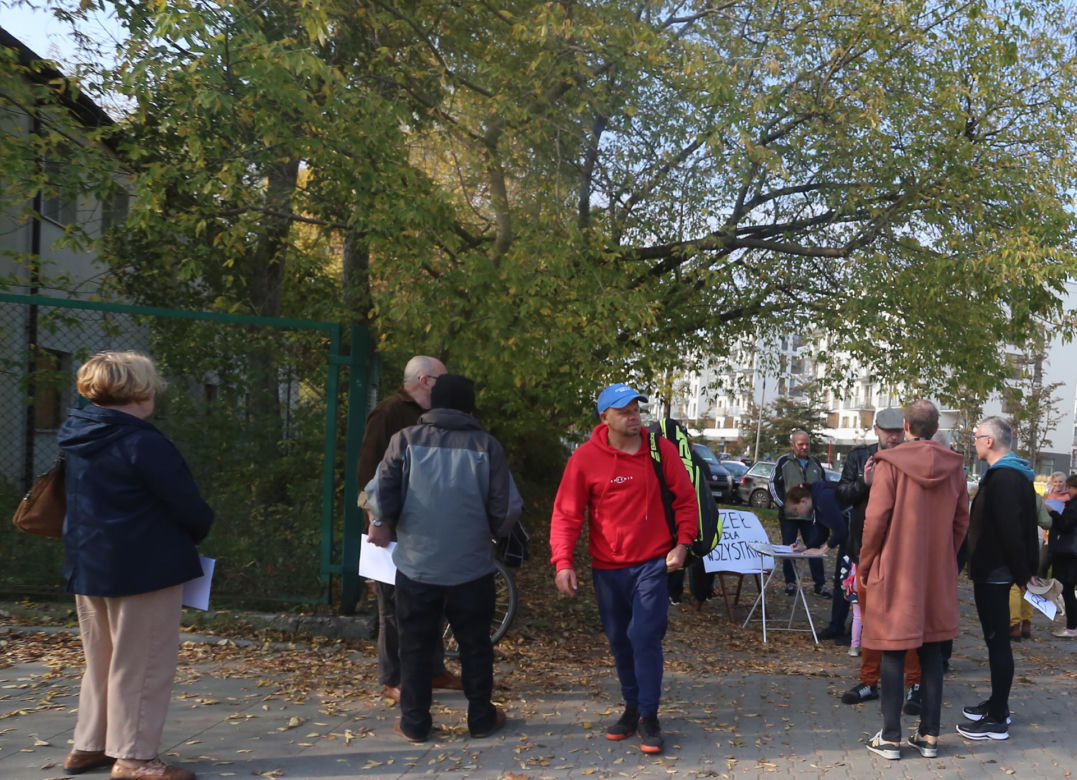 Chcemy tu park, a nie kolejny zabytek. Mieszkańcy protestowali przed torem kolarskim RKS Orzeł 