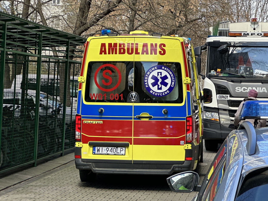 Tragedia na Woli. Śmieciarka przejechała staruszkę. Dramatyczne sceny