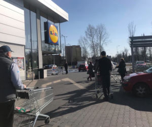 Koronawirus na Śląsku. Olbrzymie kolejki do sklepów w regionie (ZDJĘCIA)