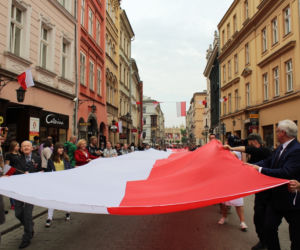 Od Bramy Floriańskiej do Wawelu: Kraków pobił rekord na najdłuższą flagę Polski! [ZDJĘCIA]