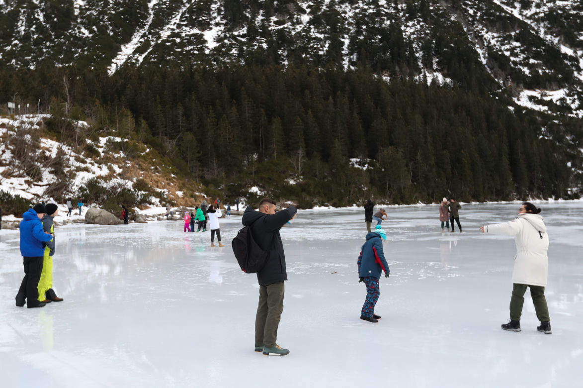 Tatry, 26.12.2022. Turyści na tafli lodu na jeziorze Morskie Oko w Tatrach