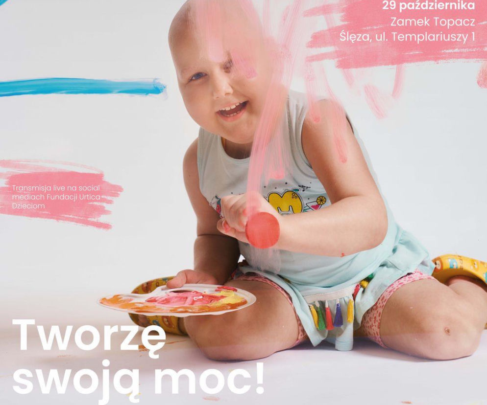 Uśmiechnięta dziewczynka maluje różową farbą na przezroczystej tafli. O 29. Gali Urtica Dzieciom przeczytasz na PZ.