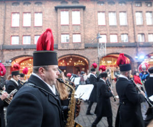 Barbórka 2025. Pobudka górnicza na Nikiszowcu w wykonaniu Orkiestry Wieczorek