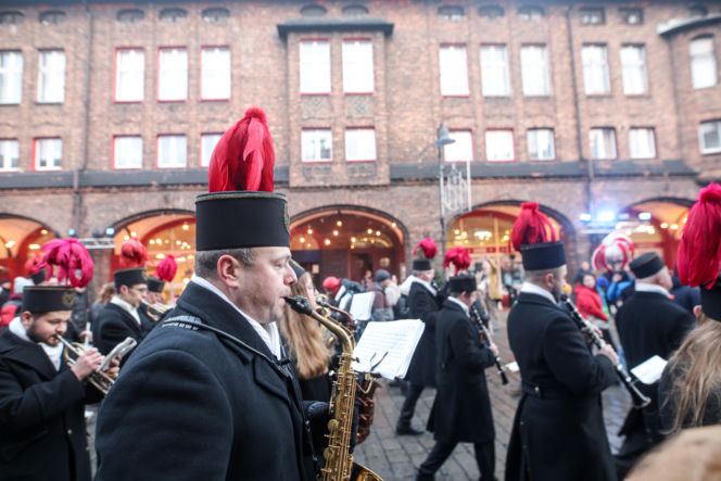 Barbórka 2025. Pobudka górnicza na Nikiszowcu w wykonaniu Orkiestry Wieczorek