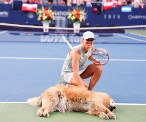 Iga Świątek w zabawie z psem po finale WTA Toronto