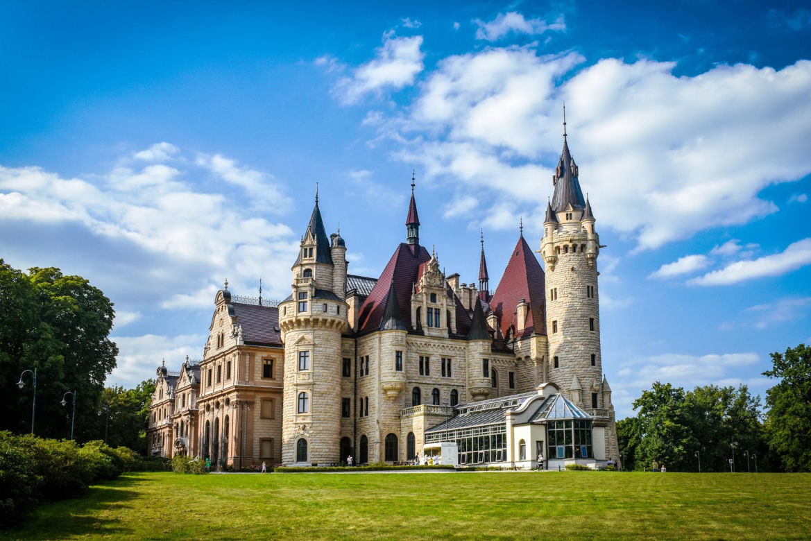 To najpiękniejszy pałac w Polsce. Kręcono w nim znane filmy, podbił serca internautów
