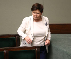 Znany projektant mody miażdży Szydło. Wysyła ją po porady do Agaty Dudy! 