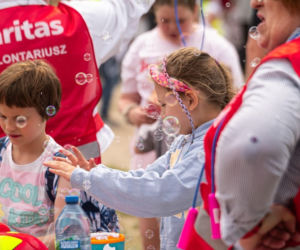 Caritas Polska: Pomoc dzieciom trwa cały rok